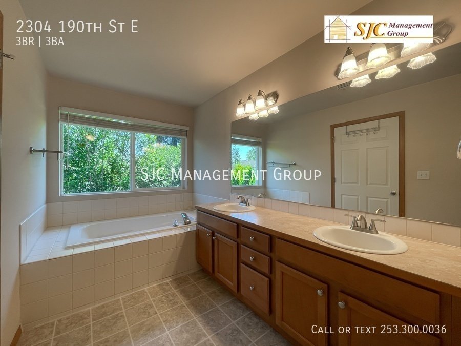 Three bedroom (+bonus room) 2.5 bath South Tacoma property image