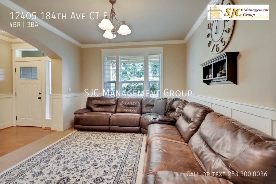 Four Bedroom three bath home for rent in Falling Water Bonney Lake property image
