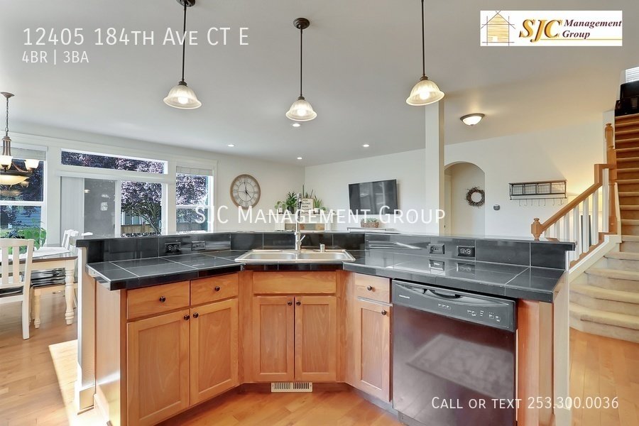 Four Bedroom three bath home for rent in Falling Water Bonney Lake property image