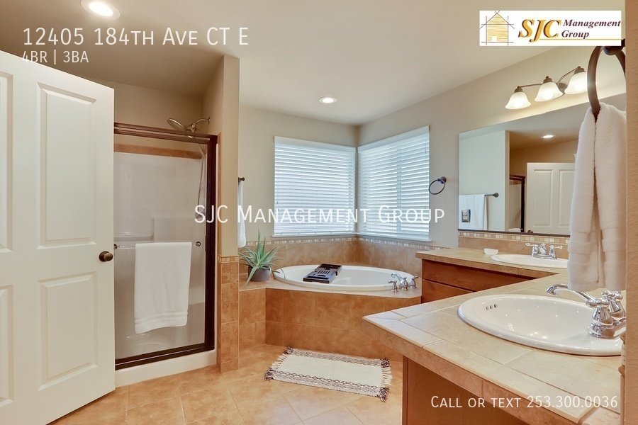 Four Bedroom three bath home for rent in Falling Water Bonney Lake property image