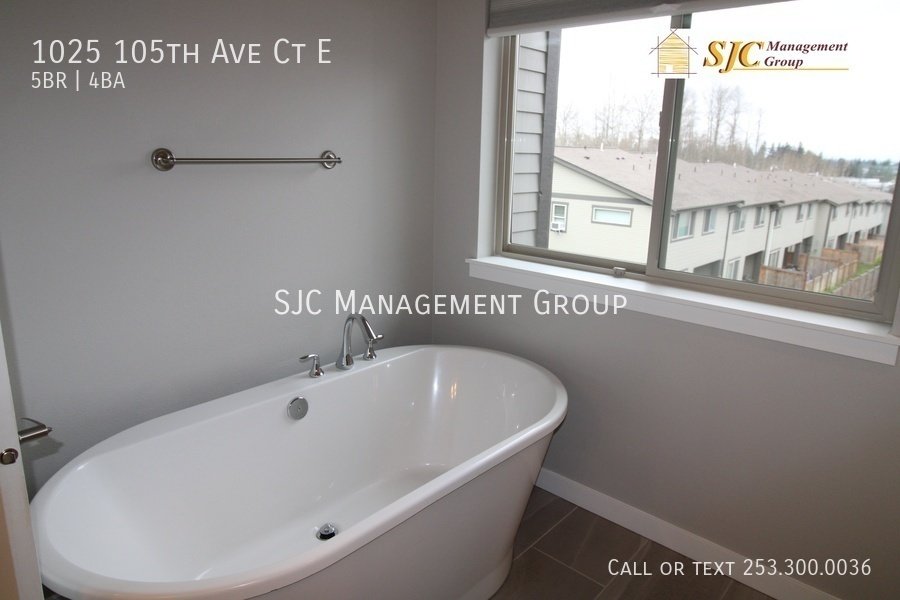 Five Bedroom 3.5 bath Townhome in Edgewood property image